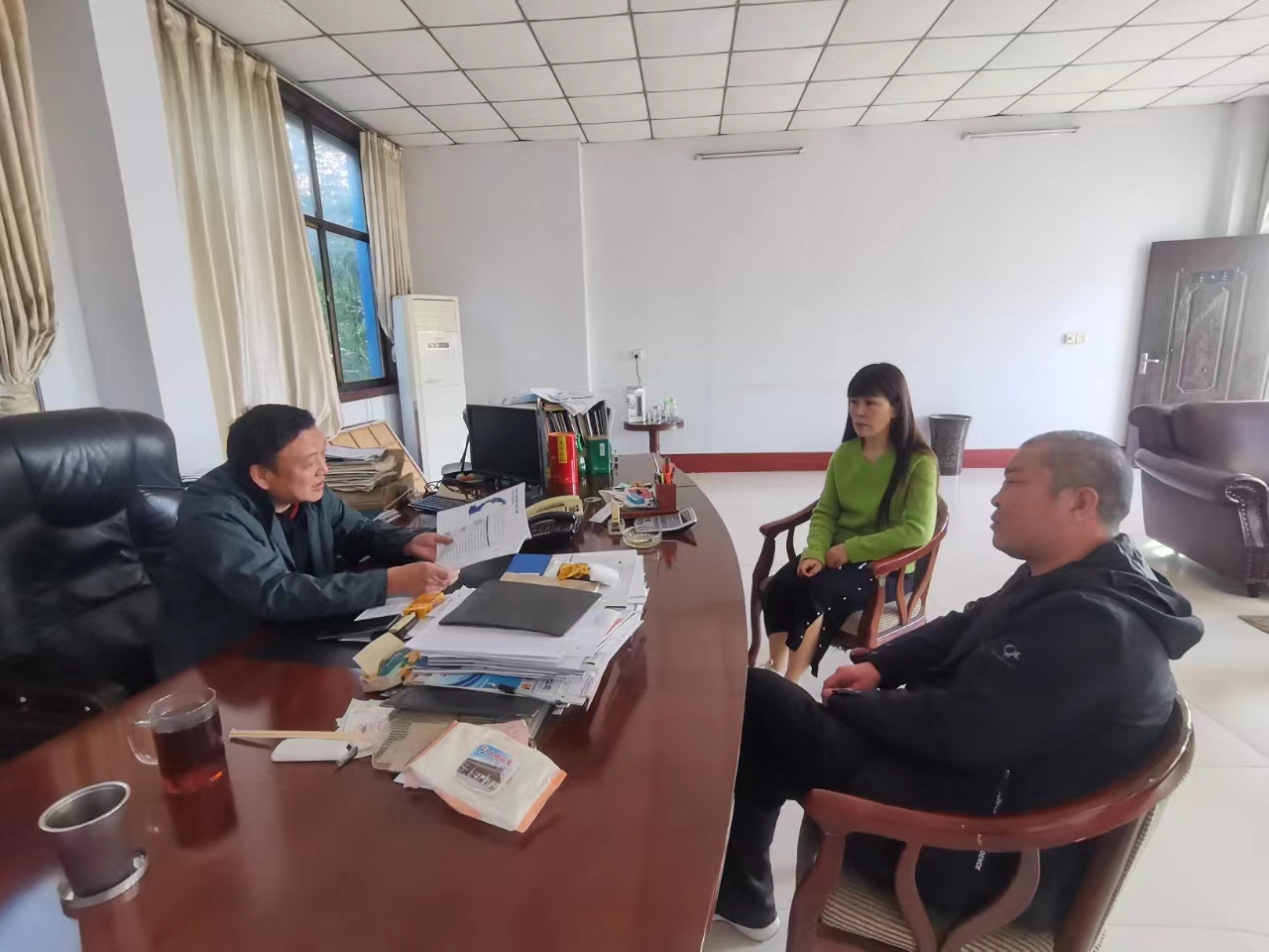 木欒司法所與公司對(duì)接，提供“點(diǎn)對(duì)點(diǎn)”、“訂單式”常態(tài)化司法精準(zhǔn)服務(wù)，助力企業(yè)發(fā)展。